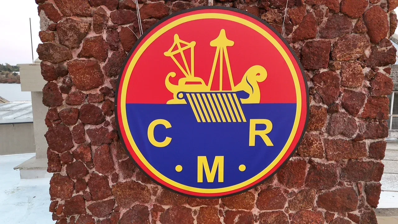 Escudo histórico de Remeros sobre la fachada de piedra de su sede