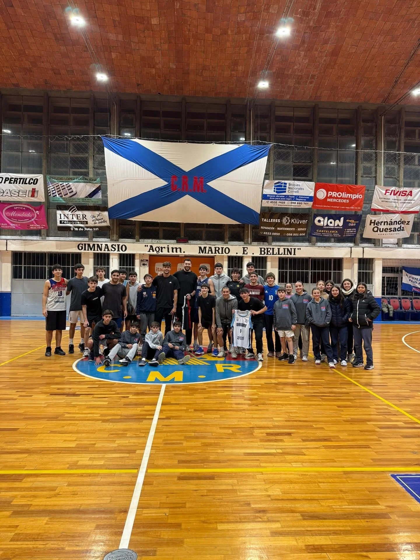 Jugadores del club sobre la cancha del Bellini, bajo su techo de cerámica armada