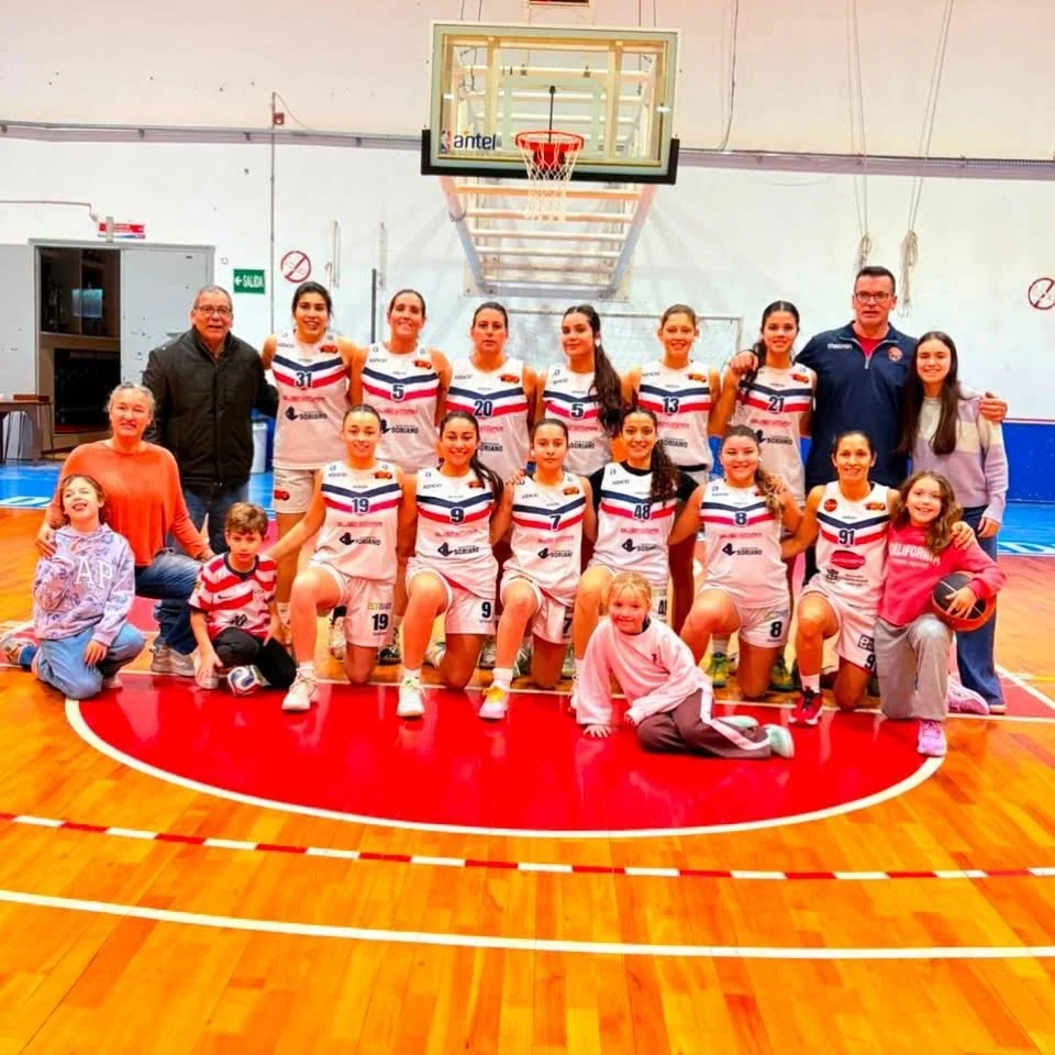 Equipo de básquetbol de Remeros junto al aro