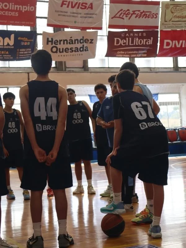Jóvenes jugadores practicando básquetbol en el Bellini