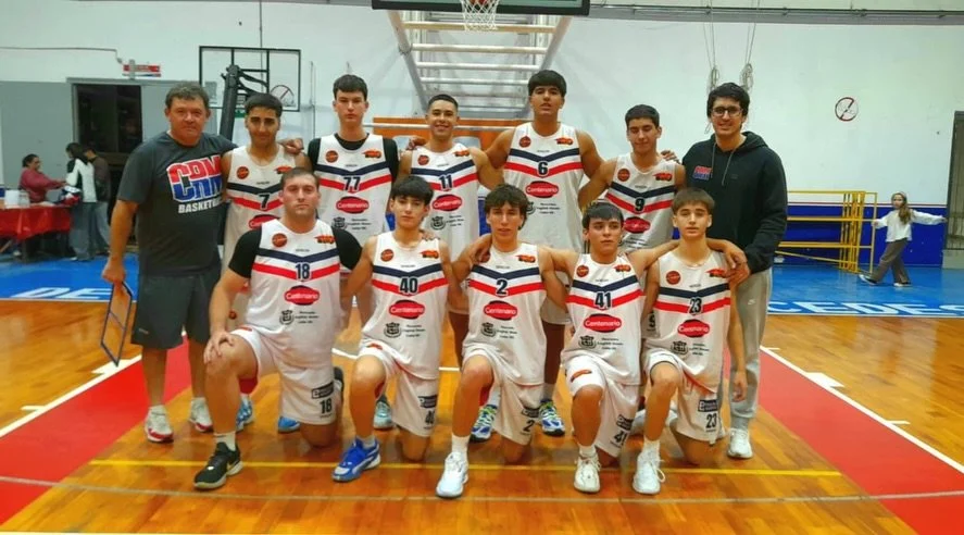 Plantel de Remeros posando en la cancha
