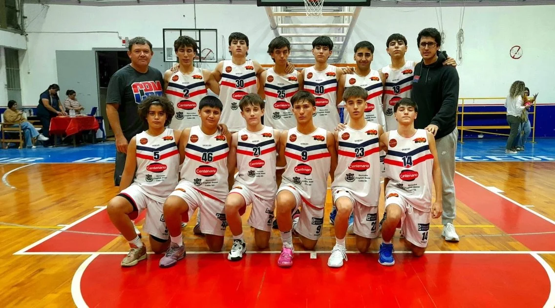 Equipo de básquetbol con la camiseta de Remeros