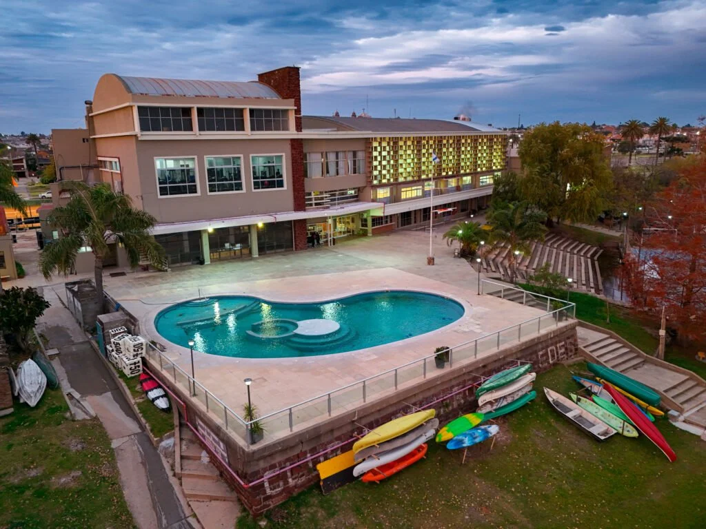 Piscina exterior, terraza y sede social de Remeros frente al río