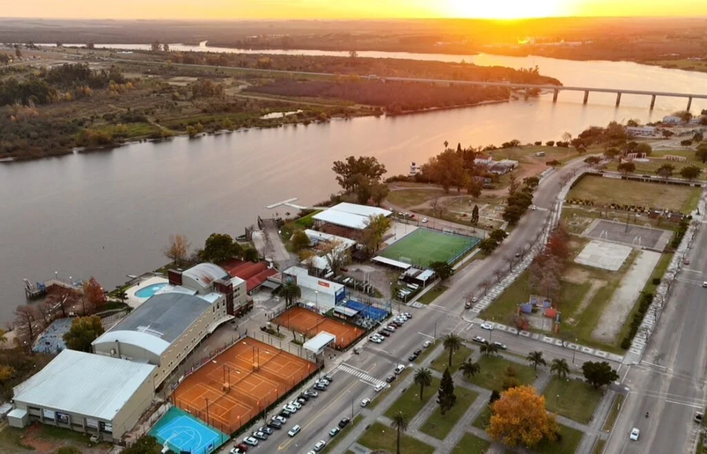 Vista aérea del Club de Remeros Mercedes junto al río Negro al atardecer